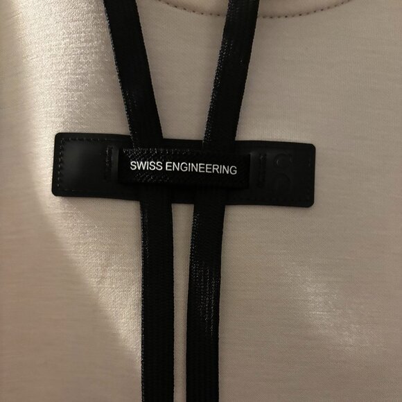 On Running Hoodie - Picture 2 of 6